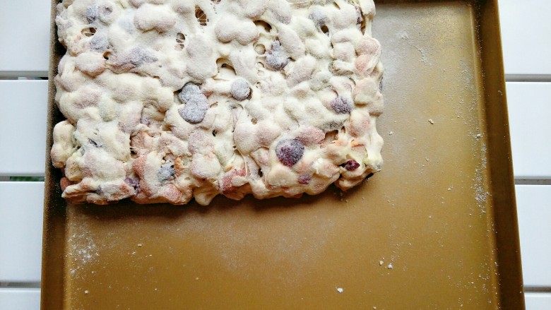 网红雪花酥,把雪花酥放烤盘压平，再撒上一层奶粉