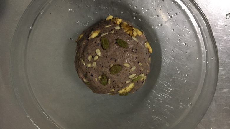 黑糯米坚果软欧,揉圆盖上保鲜膜，放烤箱发酵健38度