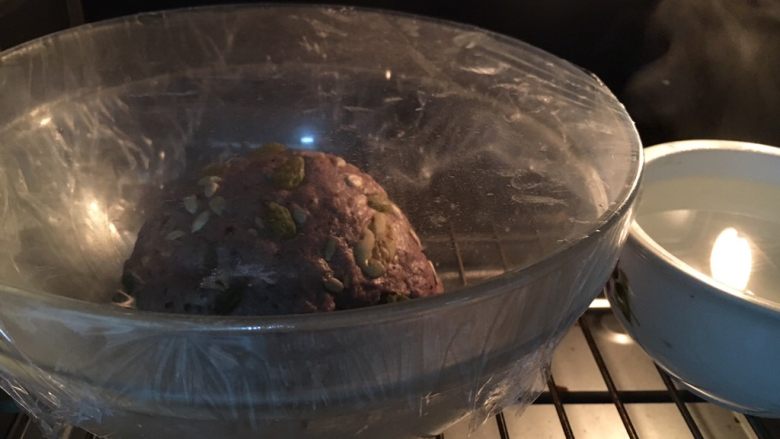 黑糯米坚果软欧,旁边放碗热水，发酵两小时(冬天气温)