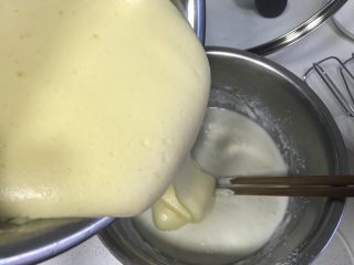 松饼🥞改良原味松饼,把打发好的鸡蛋糊往面粉糊中倒入一半，切拌均匀。