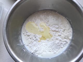松饼🥞改良原味松饼,植物油也倒进去，用筷子慢慢搅拌，搅拌一会如果发现面太干再继续加入牛奶。