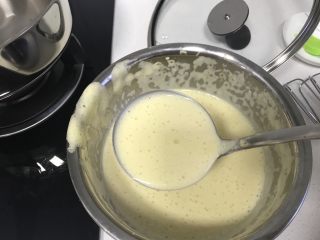 松饼🥞改良原味松饼,舀一勺面糊倒入平底锅中，用勺子底把面糊摊开。