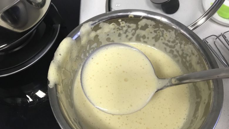 松饼🥞改良原味松饼,舀一勺面糊倒入平底锅中，用勺子底把面糊摊开。