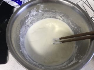 松饼🥞改良原味松饼,仍然边加牛奶边搅拌，最后搅拌成面糊，也不要太稀，太稀的话，做松饼的时候不容易塑形，或者很难整的很圆。