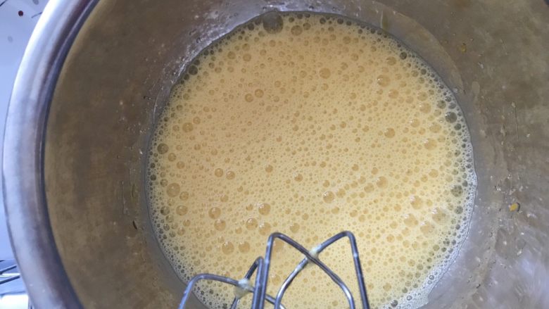 松饼🥞改良原味松饼,中速打发蛋白，打几分钟后会出现这样的泡泡。