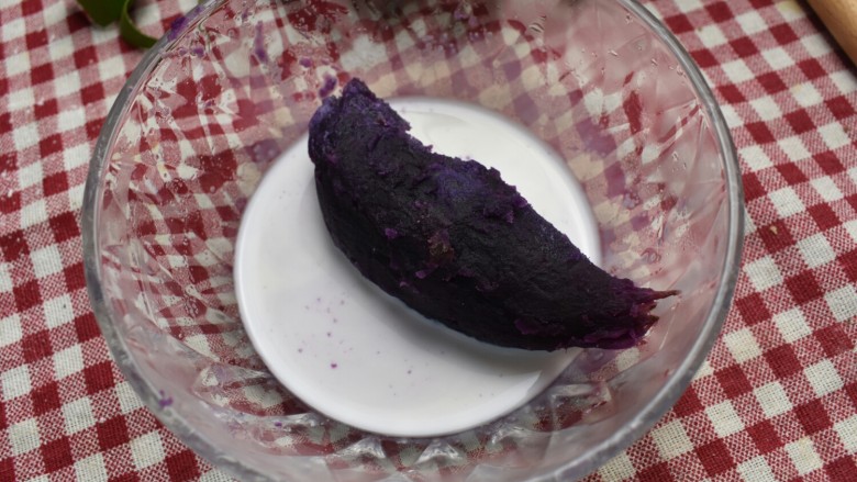 紫薯米糕（宝宝辅食）,蒸好的紫薯泥中倒些牛奶