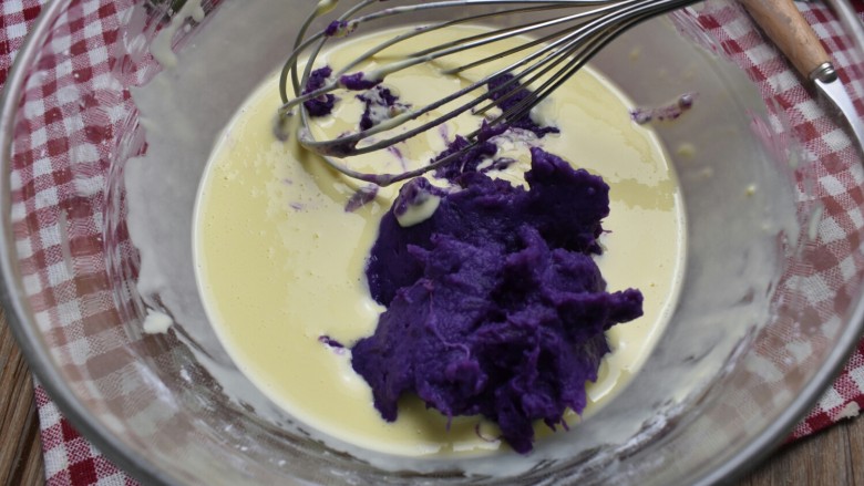 紫薯米糕（宝宝辅食）,将搅拌好的紫薯泥倒入面糊中