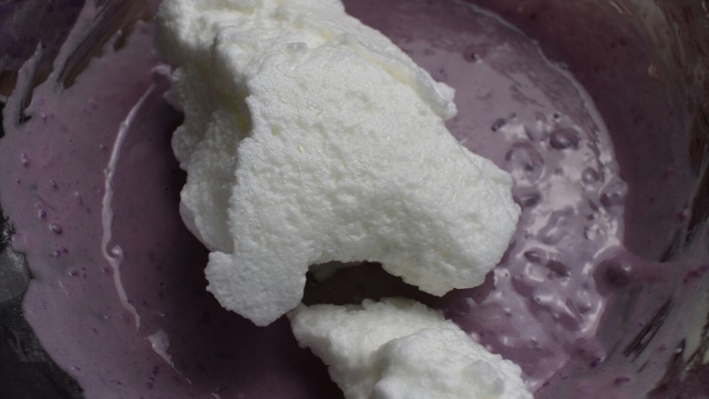紫薯米糕（宝宝辅食）,取1/3蛋白至面糊中