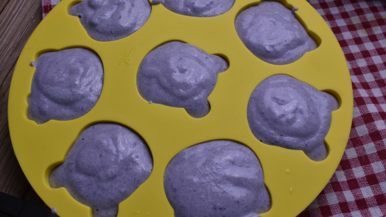 紫薯米糕（宝宝辅食）,然后将面糊倒入模具中，轻轻震出气泡