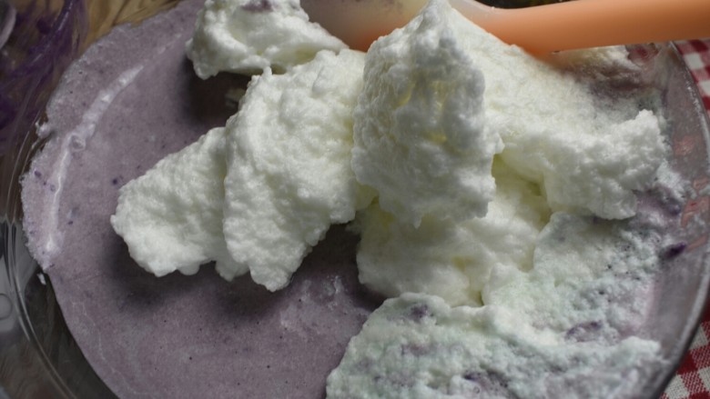 紫薯米糕（宝宝辅食）,接着将面糊与剩余蛋白混合