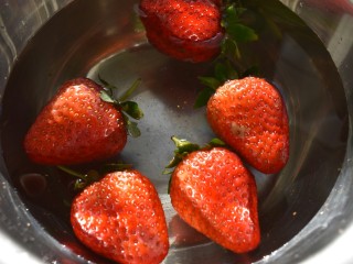 草莓大福,把草莓放进去泡5分钟 再用流动水冲洗干净