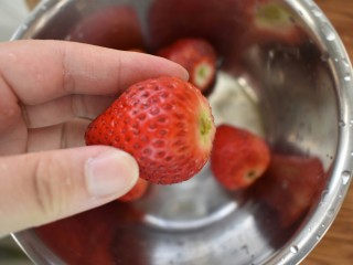 草莓大福,洗干净的草莓去掉蒂部