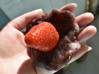 草莓大福,用豆沙馅包裹住草莓
