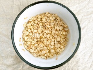 宝宝辅食   10M+  健脾养胃小米苹果粥,把小米燕麦淘洗干净。

