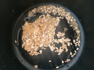宝宝辅食   10M+  健脾养胃小米苹果粥,准备好煮粥的锅加入小米燕麦。
