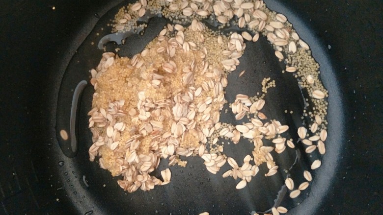 宝宝辅食   10M+  健脾养胃小米苹果粥,准备好煮粥的锅加入小米燕麦。