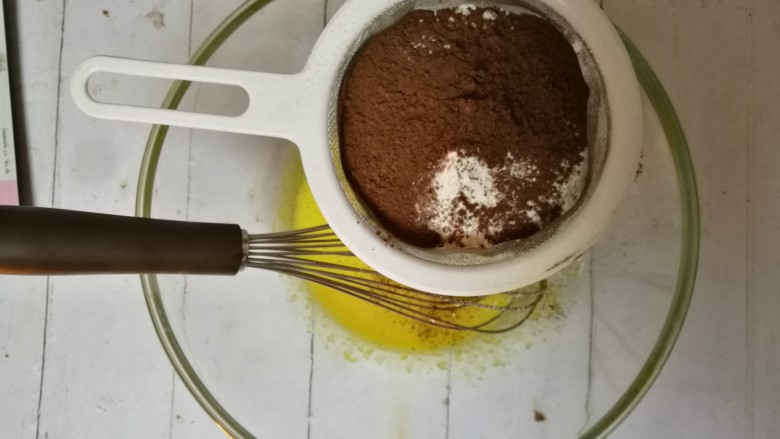 可可黑森林蛋糕,加入过筛的低筋粉可可粉