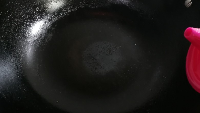 冒仙气的葱花虾仁炒蛋,锅热倒入适量食用油