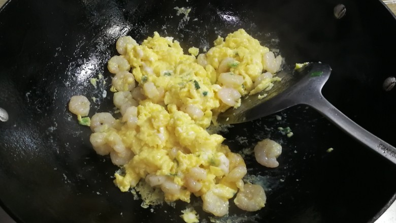 冒仙气的葱花虾仁炒蛋,用锅铲推炒至蛋液凝固，表面嫩嫩的，出锅盛盘