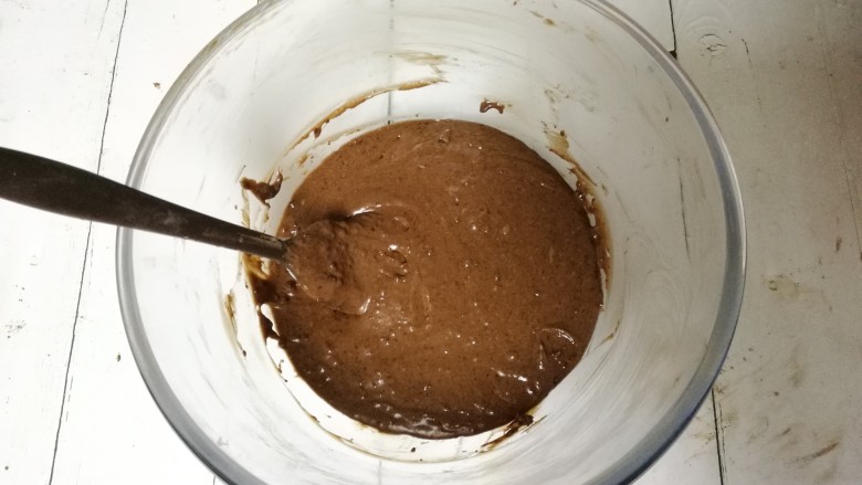 可可黑森林蛋糕,把混合好的牛奶溶液慢慢倒进面糊里，搅拌顺滑状态