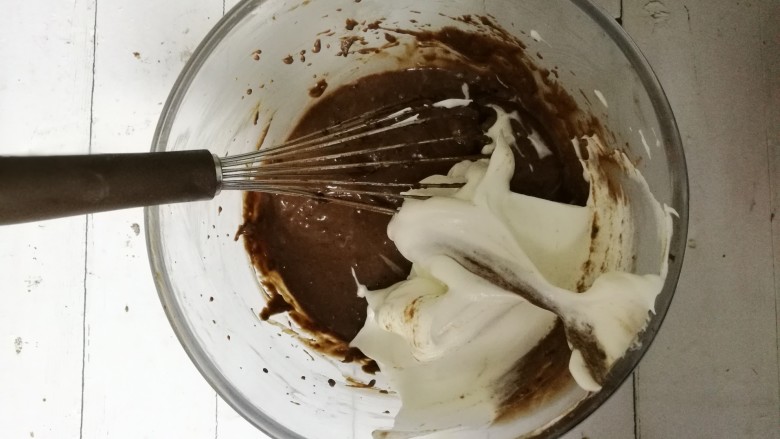 可可黑森林蛋糕,蛋白霜分三次和面糊混合