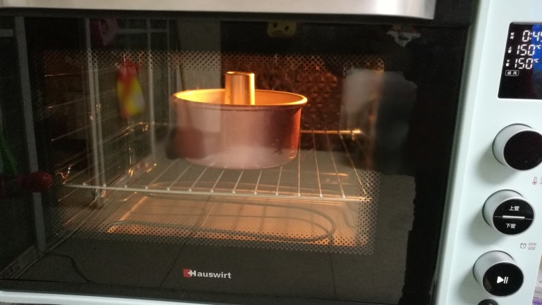 可可黑森林蛋糕,放入预热好的烤箱，上下火150度，45分钟