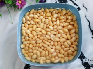 低油的油炸黄豆小零食,黄豆一定要泡发起来，做出来才不会太硬，这是泡好的黄豆。