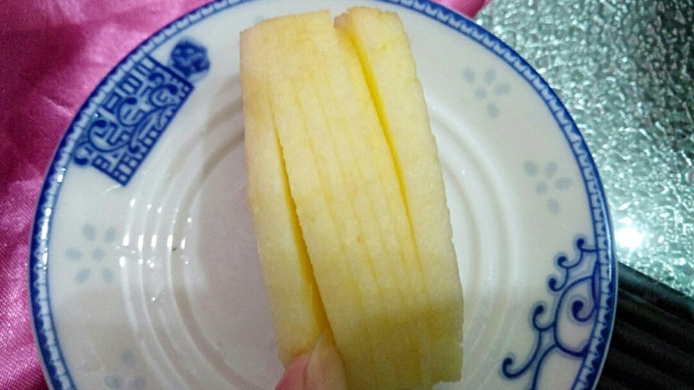 苹果蛋糕,用刀在每块苹果上切出小片，但不要切断，切到三分之二的深度。
