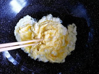 蒜黄炒蛋,用筷子搅拌，打散，不要太散，成块儿就好