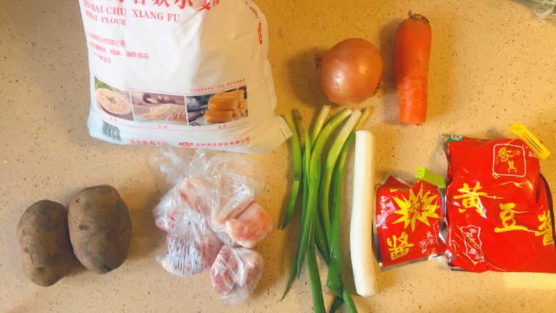 春饼卷土豆丝,备料中，胡萝卜和洋葱是升级版可以加的，可用可不用。呵呵。