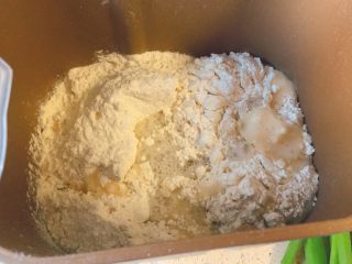 春饼卷土豆丝,我和面，还是让面包机帮我代劳。呵呵。首先面包机里放面粉200g，然后倒进去开水120ml，如果想要饼更软点，可以再加一点水。