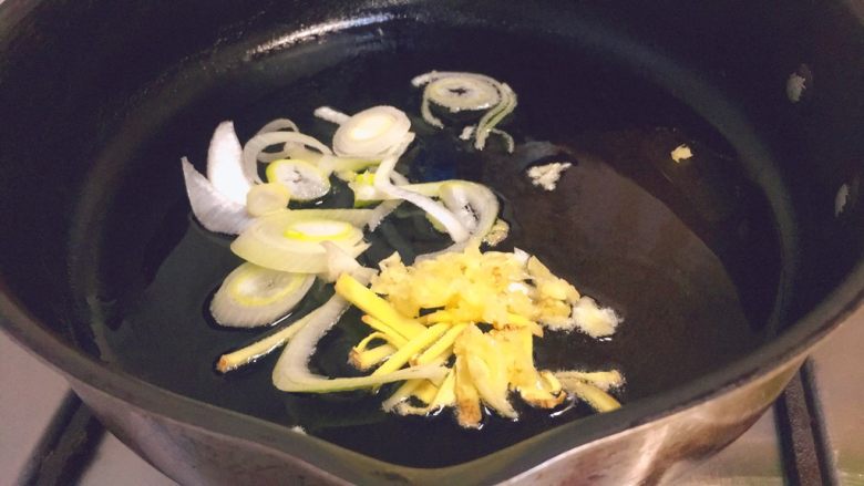 春饼卷土豆丝,起锅，放油，油热下刚才准备的一半的葱姜蒜，炒香。