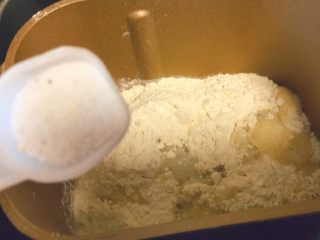 春饼卷土豆丝,盐2-3g，它会增加面劲道的口感，另外让饼不爱破。