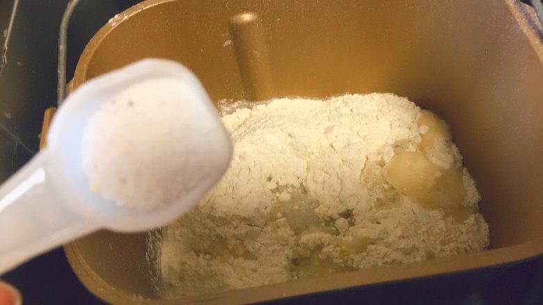 春饼卷土豆丝,盐2-3g，它会增加面劲道的口感，另外让饼不爱破。