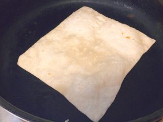 春饼卷土豆丝,然后拿一个不粘的平底锅，起锅，不放油，然后把饼放进去，它会这样变白起泡，鼓起来。