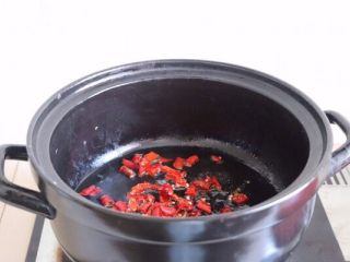 砂锅酸菜鱼,砂锅放油烧热，干辣椒下锅，翻炒一会儿，注意不要炒糊了