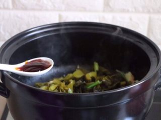砂锅酸菜鱼,酸菜倒进去翻炒3-5分钟（翻炒时间可以长一点），加蚝油1汤匙
