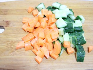 咖喱杂蔬,胡萝卜和黄瓜切成丁