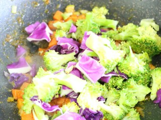 咖喱杂蔬,接着放入西蓝花和紫甘蓝一起炒