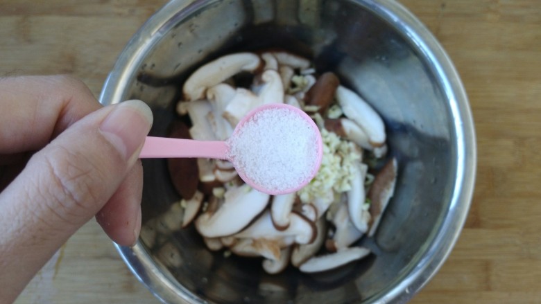 素煸香菇,加入大约1g食盐。