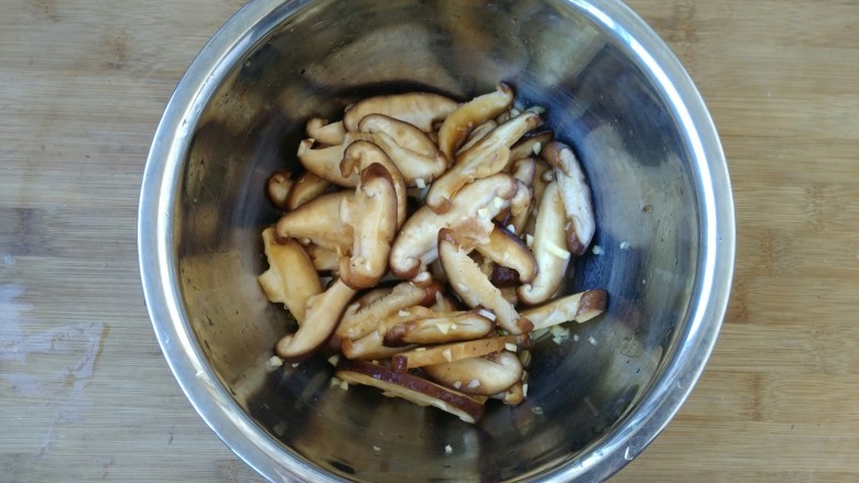素煸香菇,搅拌均匀，腌制大约15分钟。