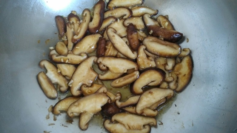 素煸香菇,待油七分热时，放入腌制好的香菇，煸炒至香菇熟透。