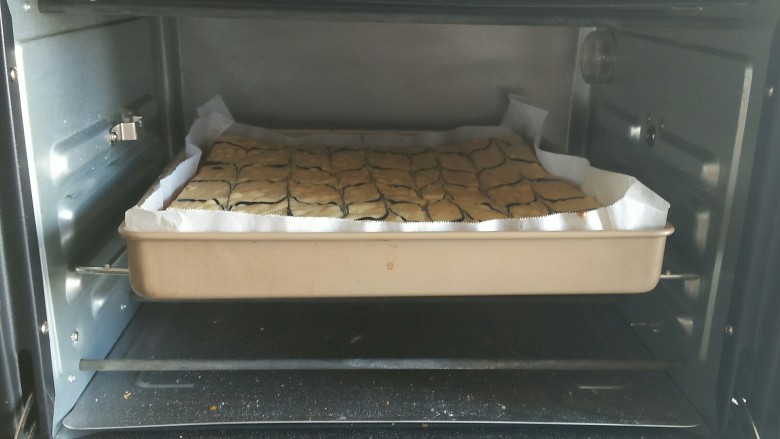 千叶纹海绵蛋糕,烤箱预热180度，中层上下火烤20分钟