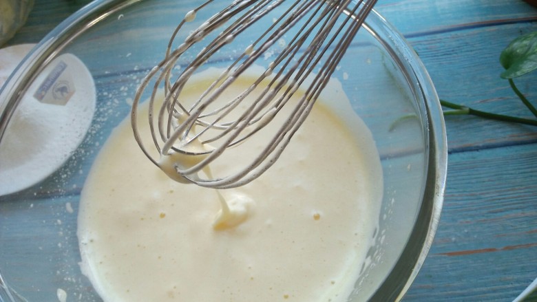 千叶纹海绵蛋糕,用电动打蛋器打发至蛋液滴落不会马上消失的状态。