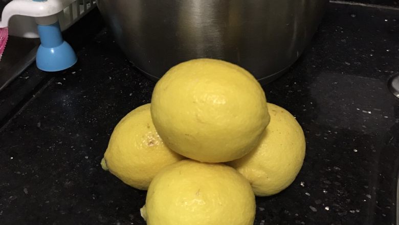 清香柠檬酱,4个中等个头的柠檬，撒些盐在表皮，揉搓去掉表皮的腊层，洗干净晾干。