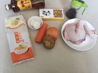 泰式咖喱鸡肉面汤,准备好材料