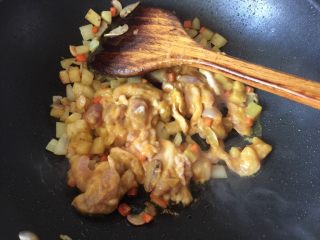 泰式咖喱鸡肉面汤,放入腌制好的鸡肉煎至七成熟
