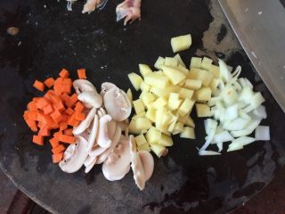 泰式咖喱鸡肉面汤,胡萝卜、土豆、洋葱切块，白蘑菇切片