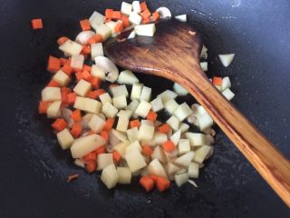 泰式咖喱鸡肉面汤,再放入胡萝卜土豆翻炒至土豆表面呈金黄色