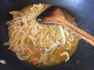 泰式咖喱鸡肉面汤,放入面条煮至沸腾即可